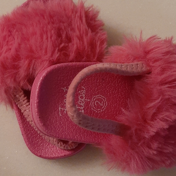 Brand new girl pink slippers - Picture 3 of 3
